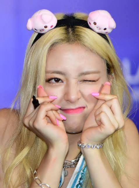 Yuna ITZY nail art (twitter.com/PopnailsK)