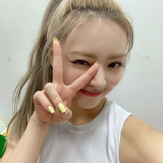 Yuna ITZY nail art (twitter.com/PopnailsK)