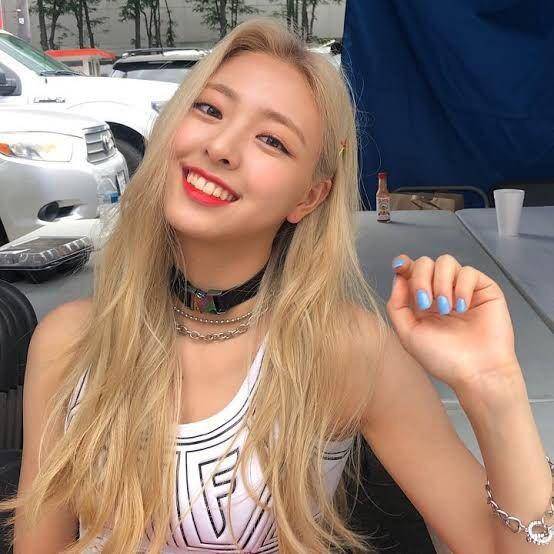 Yuna ITZY nail art (twitter.com/PopnailsK)