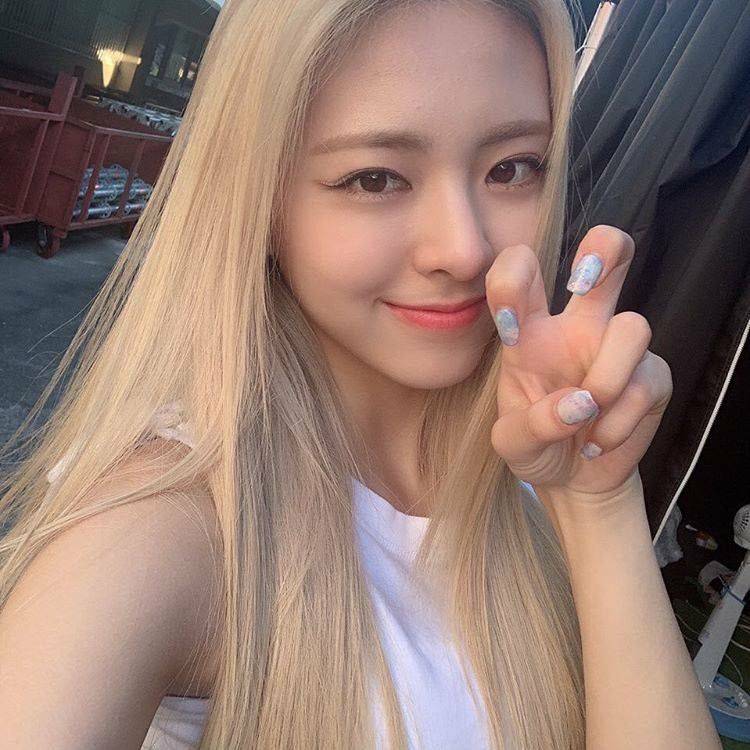 Yuna ITZY nail art (twitter.com/PopnailsK)