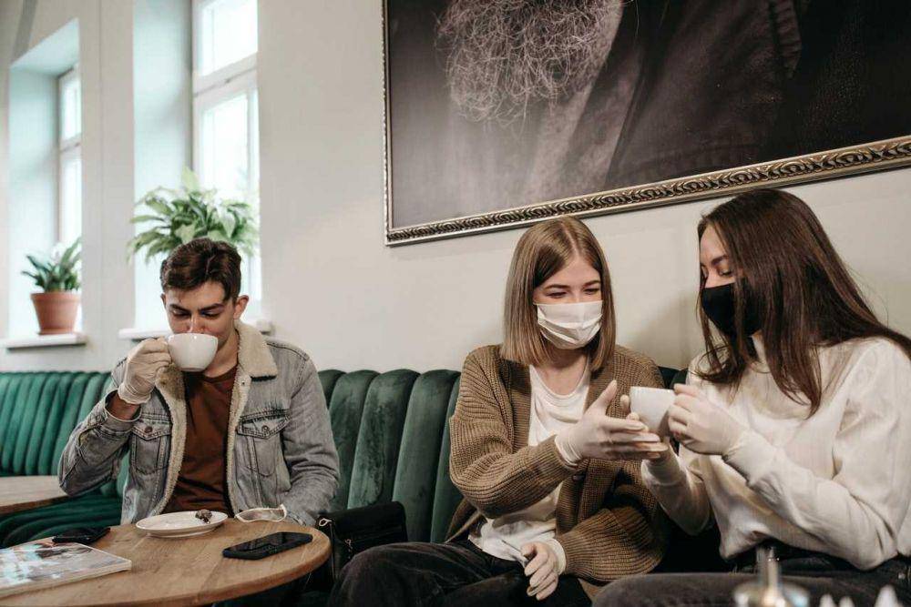 ilustrasi minder sama teman (pexels.com/Pavel Danilyuk)