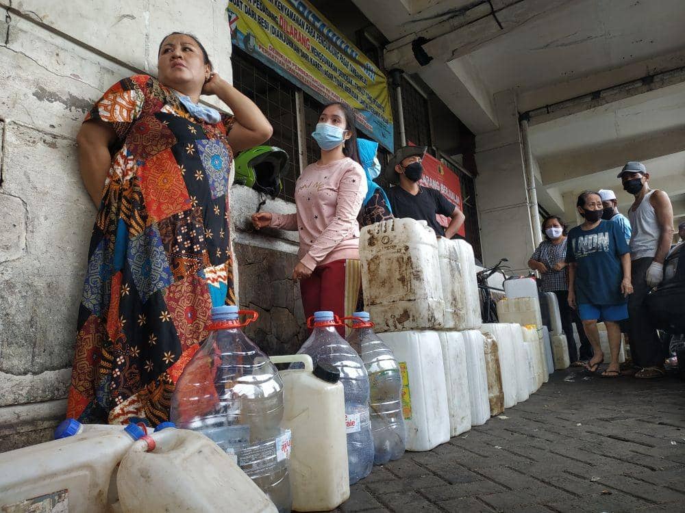 Pedagang Pasar Tambakrejo Surabaya saat antri minyak goreng murah, Jumat (18/2/2022). (IDN Times/Khusnul Hasana)