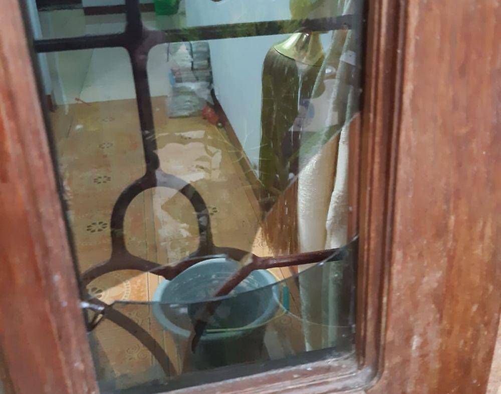 Kaca rumah salah satu saksi pelapor yang pecah usai dilempar batu oleh orang tak dikenal (Istimewa)