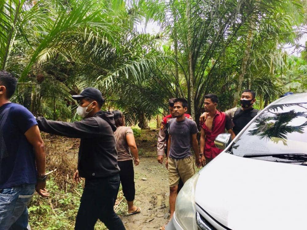 Gerebek Kampung Narkoba, 10 Orang dan 9 Mesin Judi Diangkut Polisi