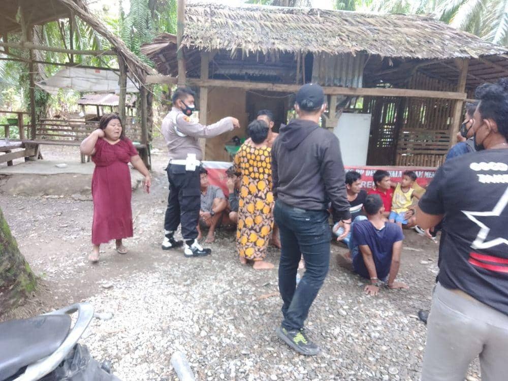 Polisi yang melakukan penggerebekan dan mengamankan sejumlah orang Ops Antik (IDN Times/ istimewa)