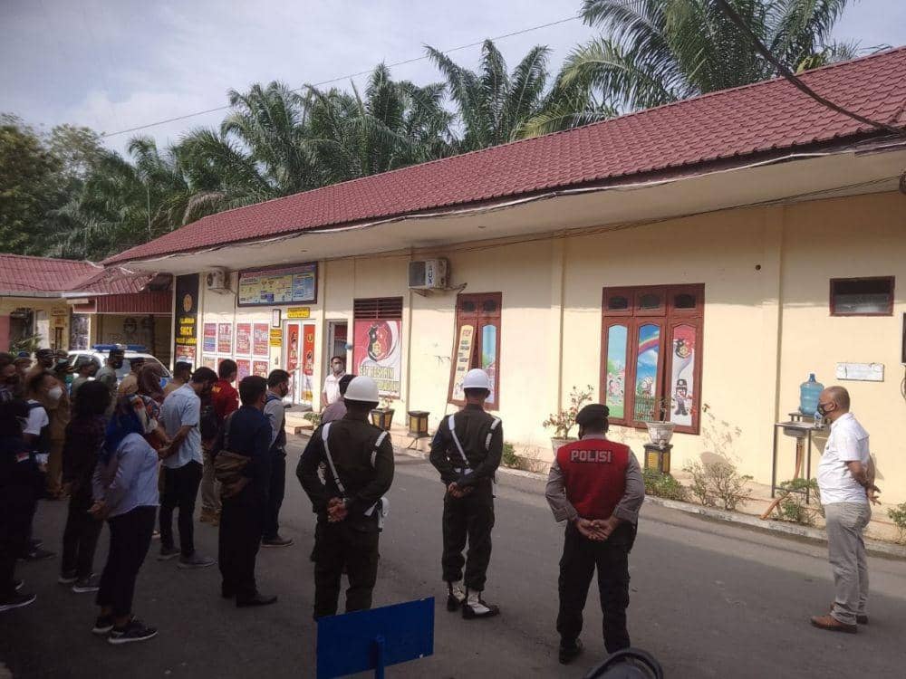 Polisi yang melakukan penggerebekan dan mengamankan sejumlah orang Ops Antik (IDN Times/ istimewa)
