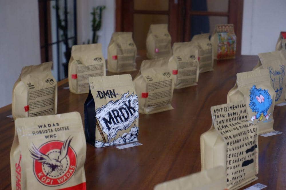 Deretan bungkusan kopi yang dijual saat acara diskusi Wadas berlangsung. (IDN Times/Istimewa)