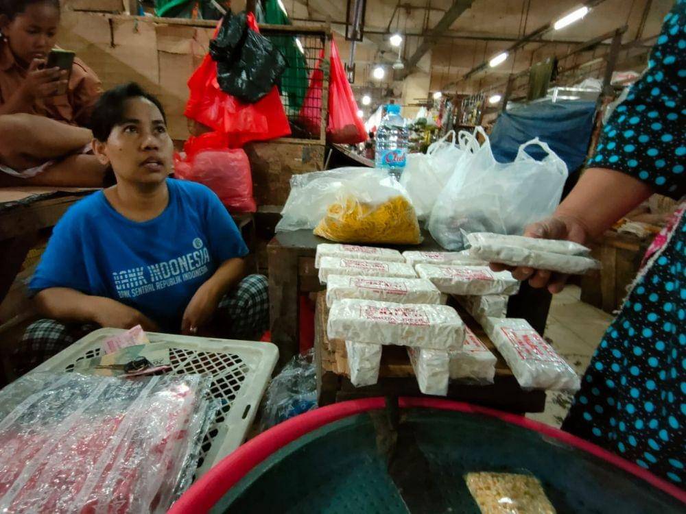 Pedagang tempe di Pasar Tambakrejo Surabaya, Jumat (18/2/2022) (IDN Times/Khusnul Hasana)