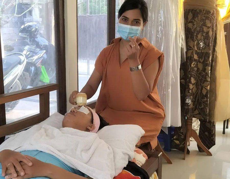 Arini saat melayani pelanggannya. (Instagram.com/houseofarinisalon)