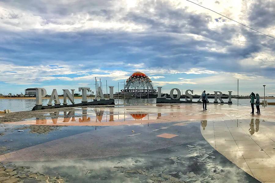 Pantai Losari Makassar (indonesia.travel)
