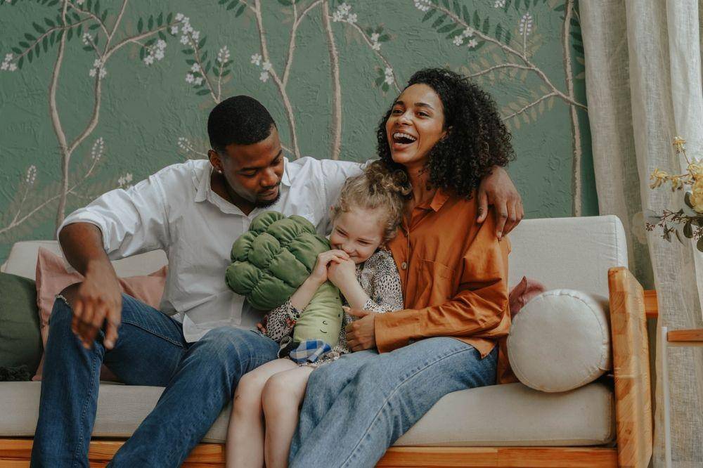 ilustrasi orang tua dan anak (pexels.com/olia danilevich)