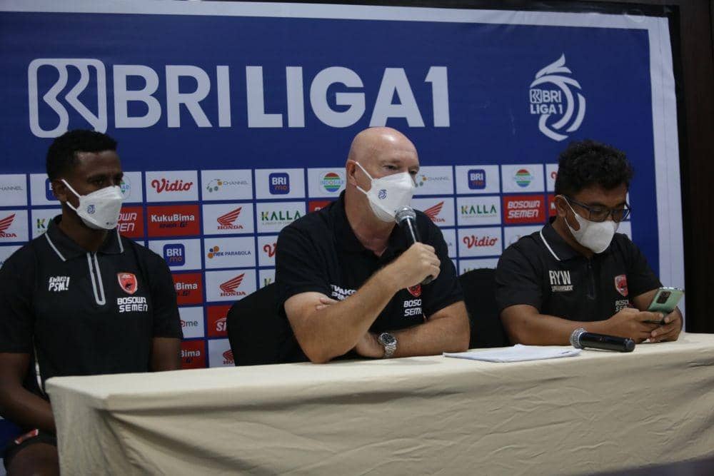 Pelatih kepala PSM Makassar Joop Gall (tengah) didampingi striker Golgol Mebrahtu (kiri) dalam sesi jumpa pers virtual jelang laga pekan ke-26 BRI Liga 1 2021/22, Jumat 18 Februari 2022. (Dok. MO PSM Makassar)