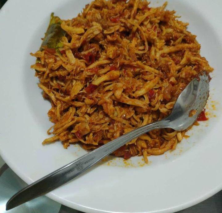 ilustrasi suwiran ikan yang dicampur dengan sambal (instagram.com/theresia_7779)