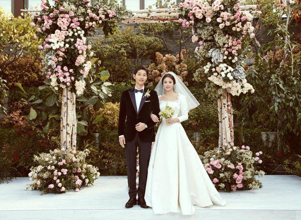 pernikahan Song Hye Kyo dan Song Joong Ki (soompi.com)