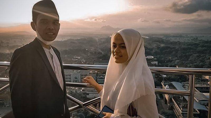 Uztaz Abdul Somad dan istri kedua (Instagram.com/ustadzabdulsomad_official)