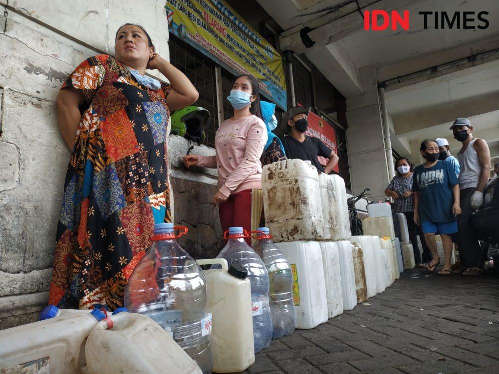 Ratusan Pedagang Pasar Tambakrejo Mengantre Minyak Goreng Murah
