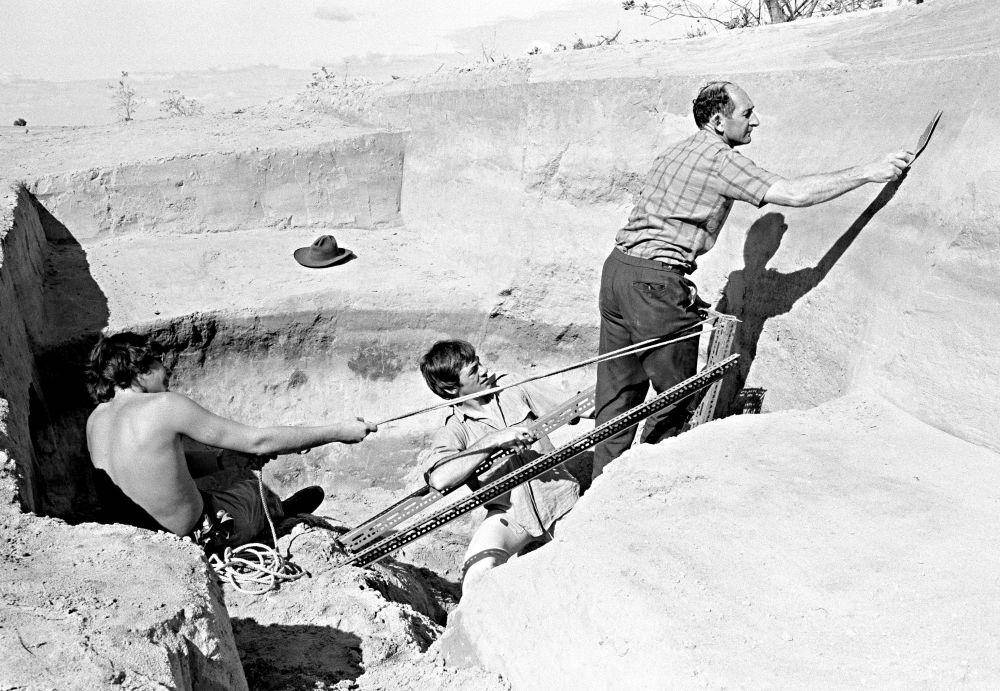 Arkeolog John Mulvaney (kanan) di Danau Mungo, 1974 (dok. National Archives of Australia)