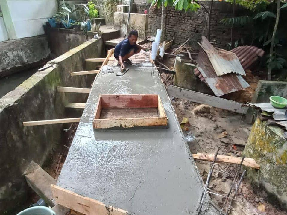 Warga RT 13 bergotong royong mengerjakan renovasi ekologi Hulu Solok Sipin. (dok. pribadi/Jhe Edhyanto)