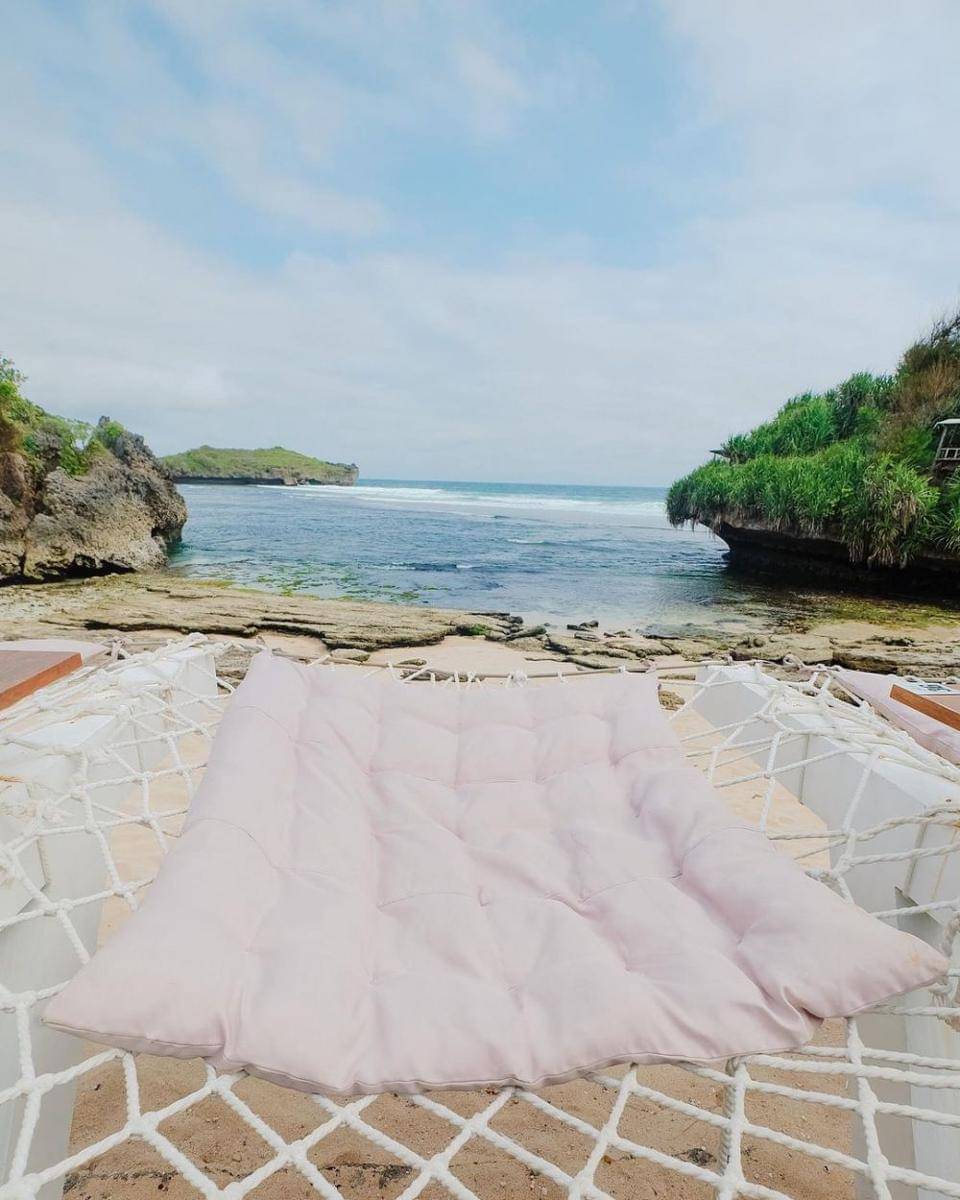 potret pesona Pantai Slili (instagram.com/cafedeslili)
