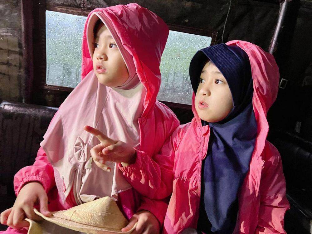 Maryam Nusaibah Abdullah dan Khadeejah Faatimah Abdullah (instagram.com/okisetianadewi)