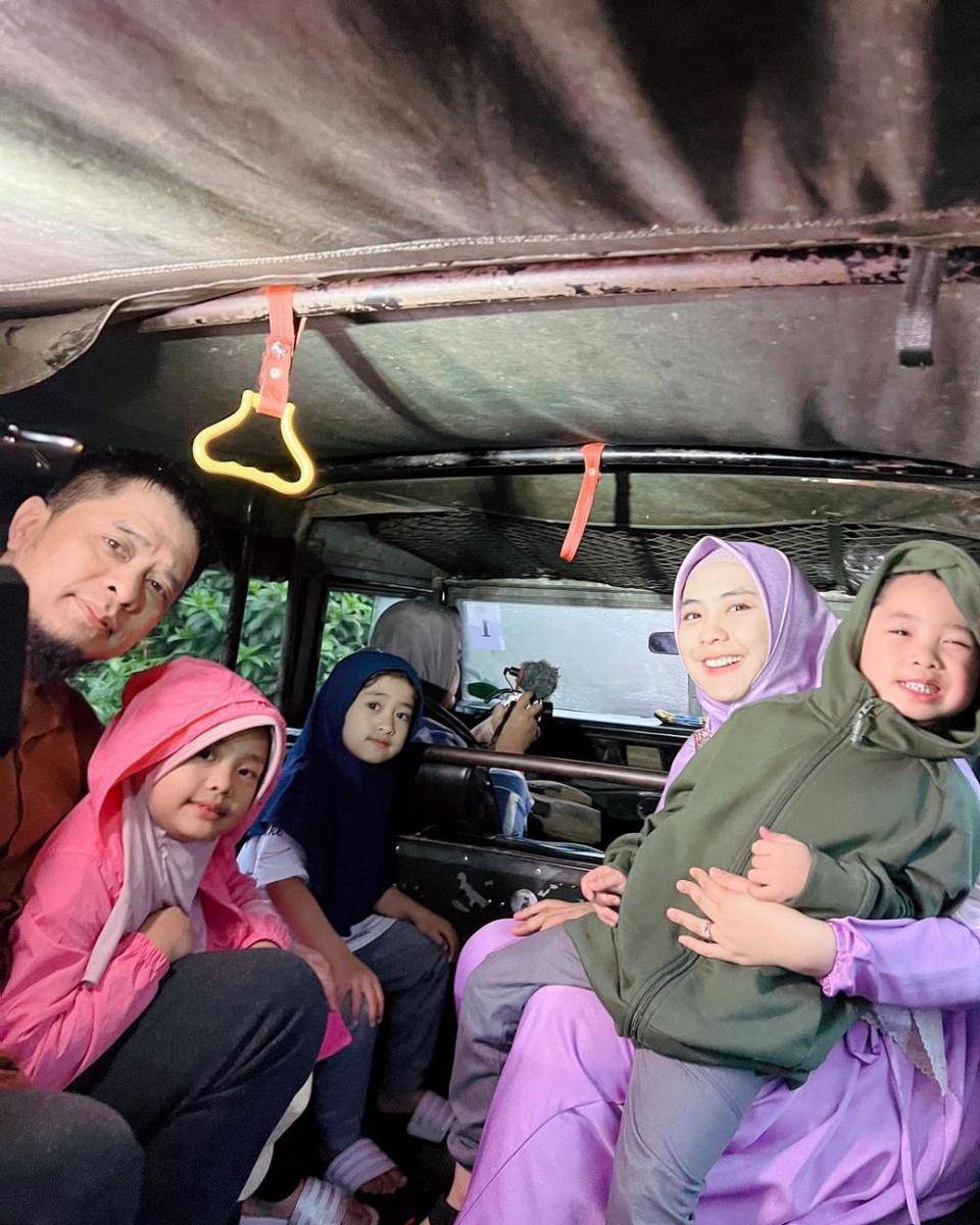 Oki Setiana Dewi dan Keluarga (instagram.com/okisetianadewi)