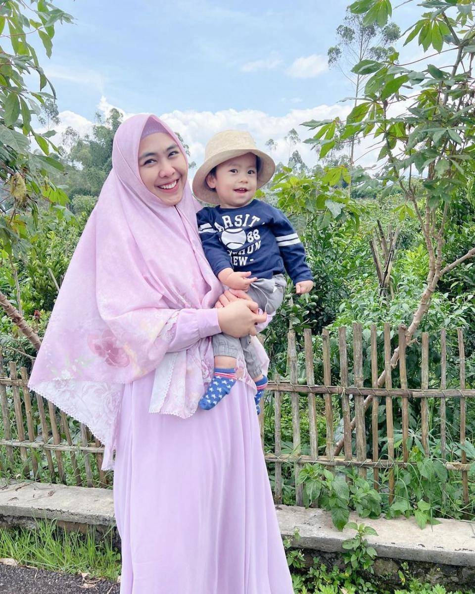 Oki Setiana Dewi dan Keluarga (instagram.com/okisetianadewi)