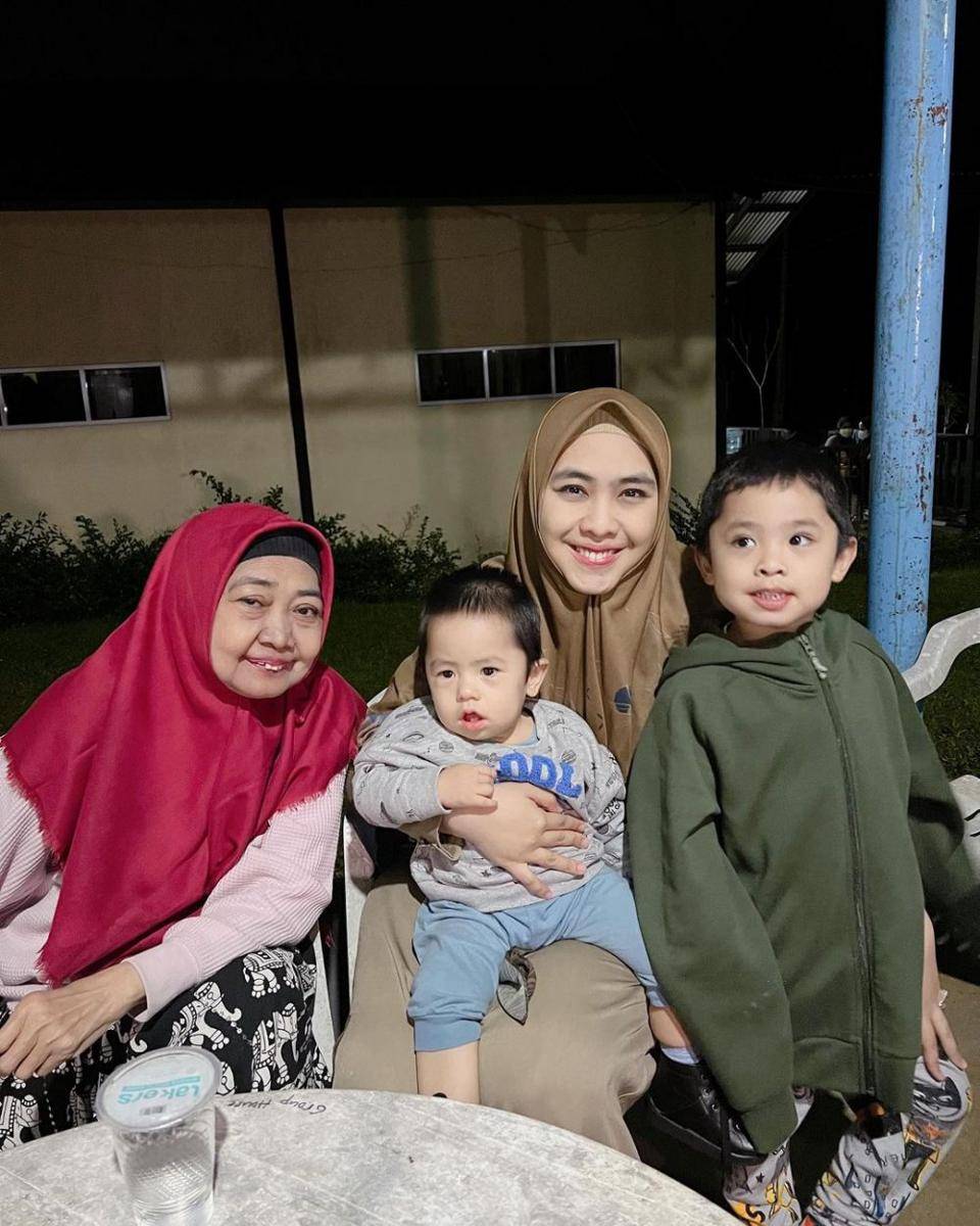 Oki Setiana Dewi dan Keluarga (instagram.com/okisetianadewi)