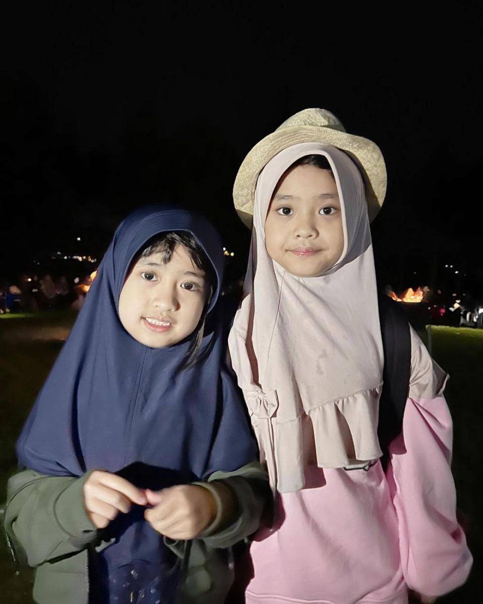 Khadeejah Faatimah Abdullah dan Maryam Nusaibah Abdullah (instagram.com/okisetianadewi)