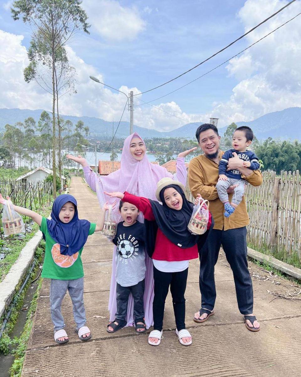 Oki Setiana Dewi dan Keluarga (instagram.com/okisetianadewi)