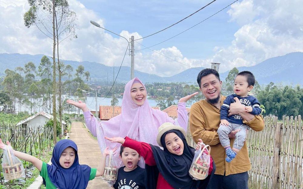 10 Potret Oki Setiana Dewi dan Keluarga yang Berlibur ke Pangalengan