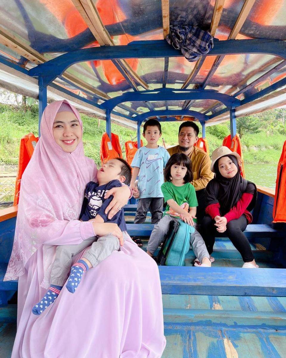 Oki Setiana Dewi dan Keluarga (instagram.com/okisetianadewi)