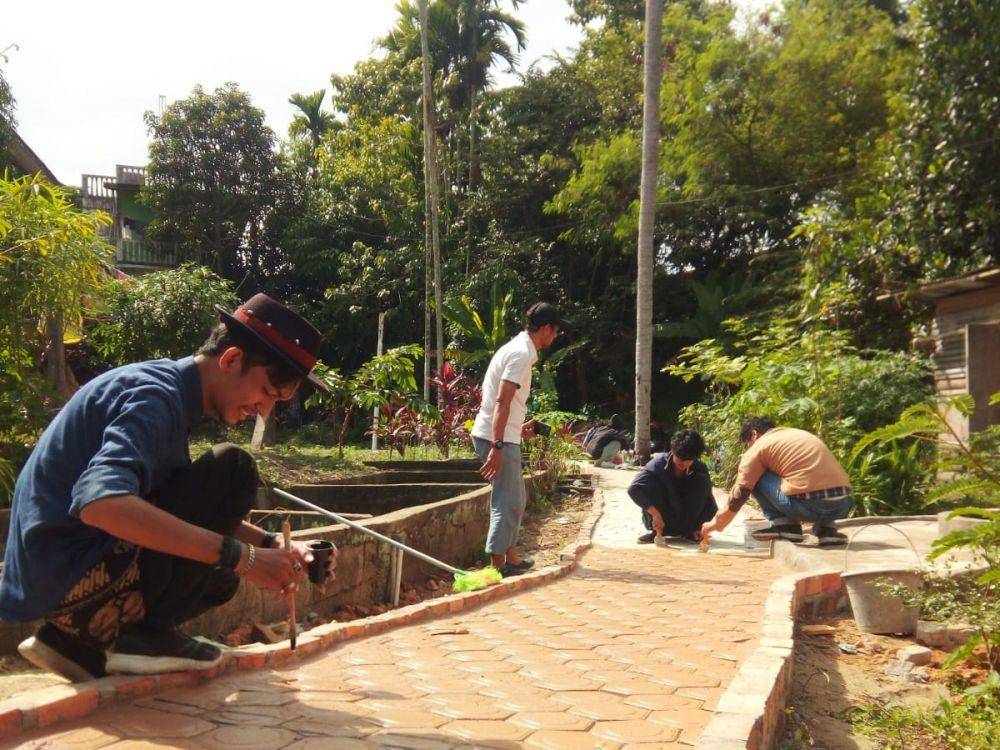 Warga RT 13 bergotong royong mengerjakan renovasi ekologi Hulu Solok Sipin. (dok. pribadi/Jhe Edhyanto)