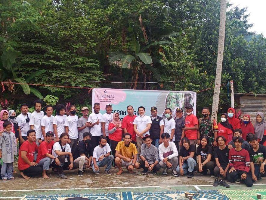 Warga dan tim E-Troopers menghadiri acara serah terima pekerjaan renovasi ekologi Hulu Solok Sipin. (dok. pribadi/Jhe Edhyanto)