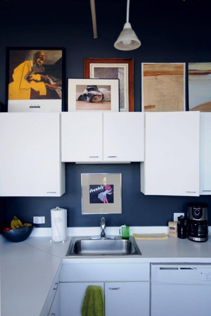 ilustrasi bingkai foto di atas kabinet dapur (thekitchn.com)