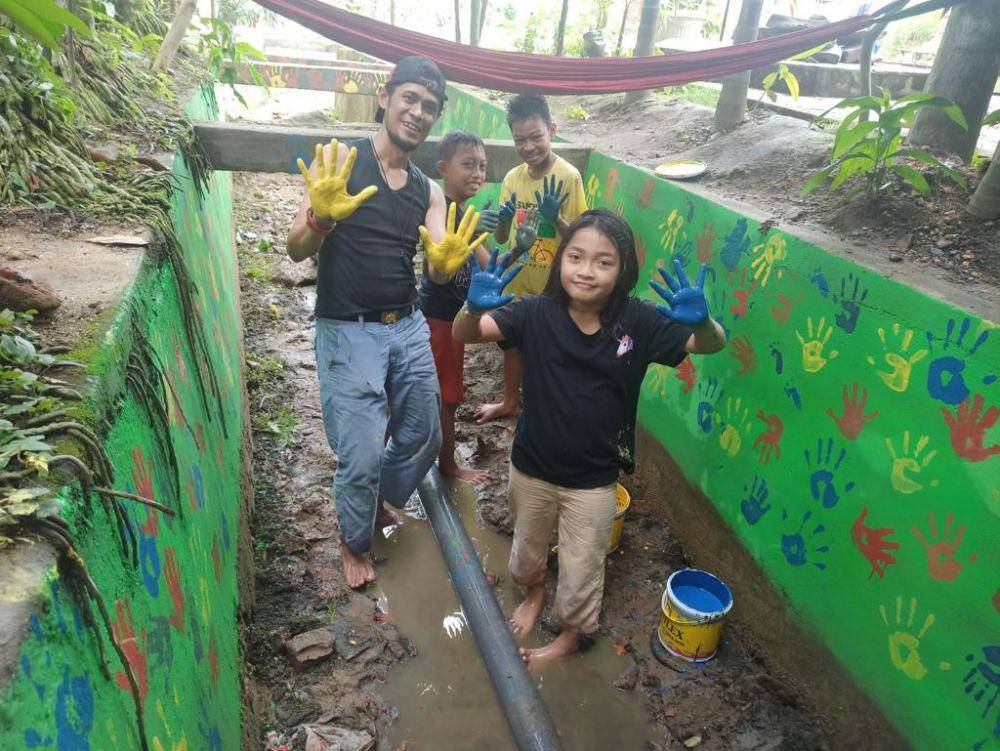 Anak-anak berkreasi di renovasi mata air Hulu Solok Sipin. (dok. pribadi/Jhe Edhyanto)