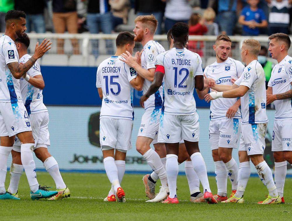 Pemain Auxerre merayakan kemenangan usai pertandingan Ligue 2. (instagram.com/aja)