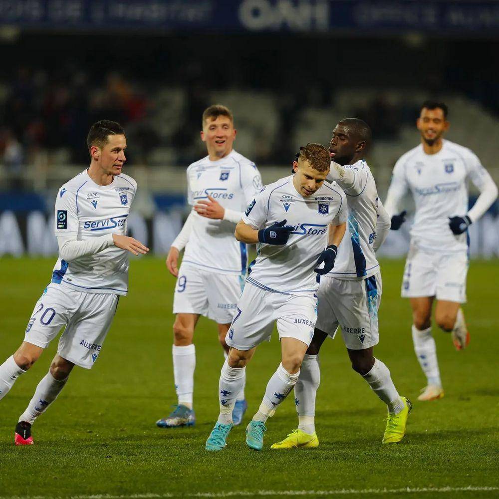 Pemain Auxerre yang melakukan selebrasi di lapangan. (instagram.com/aja)