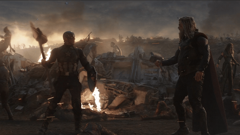 Captain America memegang Strombreaker, sementara Thor memegang Mjolnir. (Dok. Marvel Studio/Avengers: Endgame)