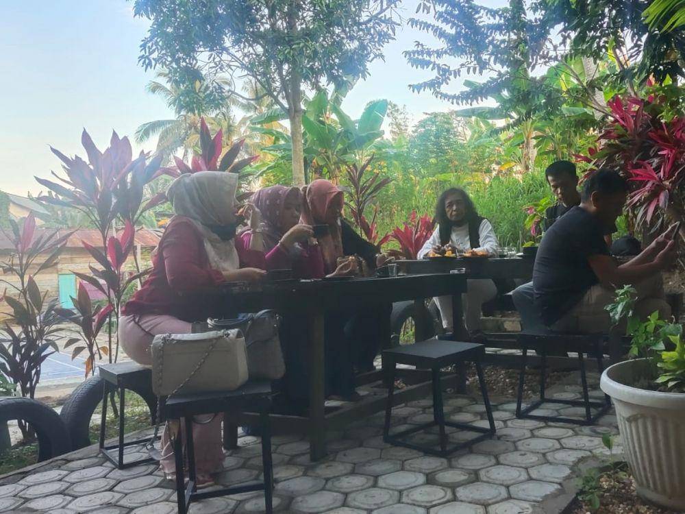 Pengunjung menikmati suasana sore di wilayah RT 13 Sungai Putri. (dok. pribadi/Ratumas Ovvy)