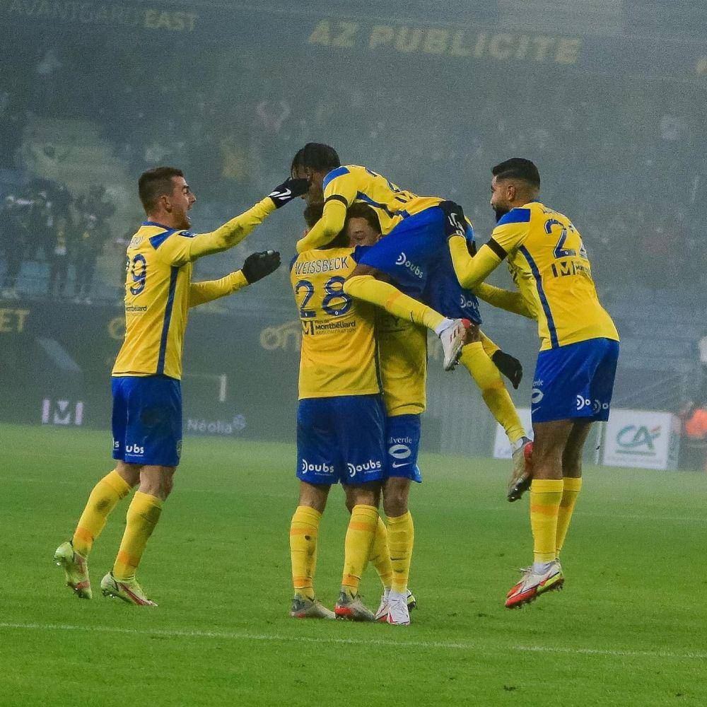 Pemain Sochaux yang merayakan kemenangan di lapangan. (instagram.com/fcsm_officiel)