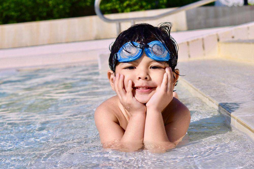 ilustrasi anak berenang (pexels.com/@Edneil_Jocusol)