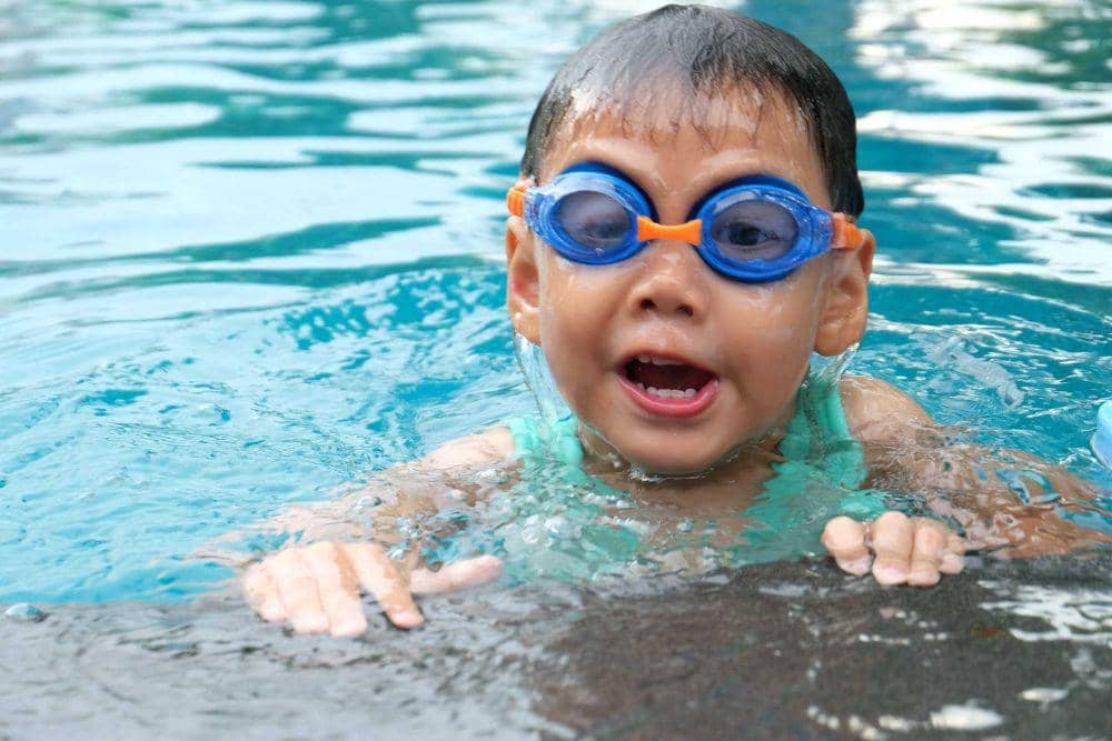 ilustrasi anak berenang (pexels.com/@Porapak_Apichodilok)