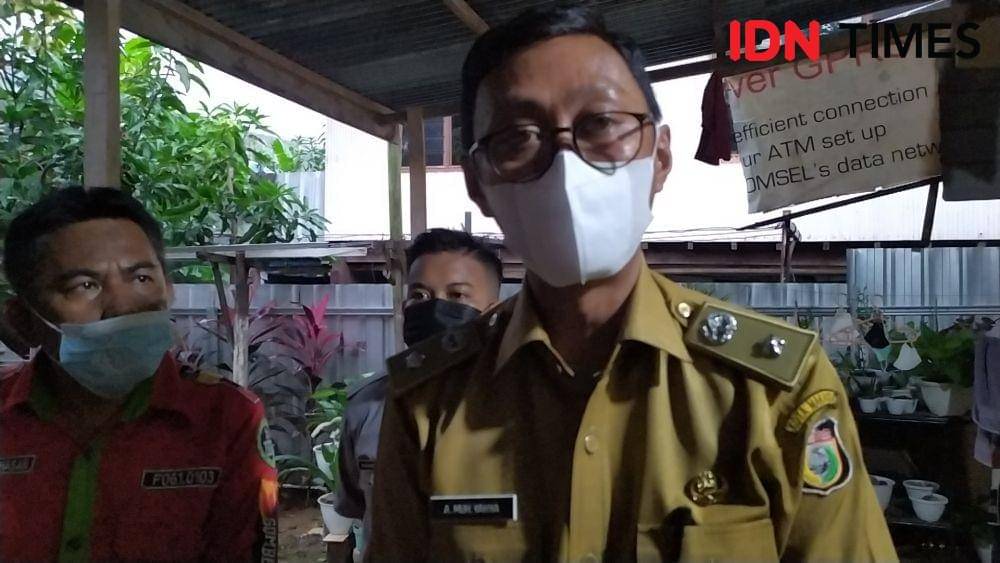 Lurah Borong Andi Muh Yahya saat meninjau rumah warga terkurung tembok di Makassar. IDN Times/Sahrul Ramadan