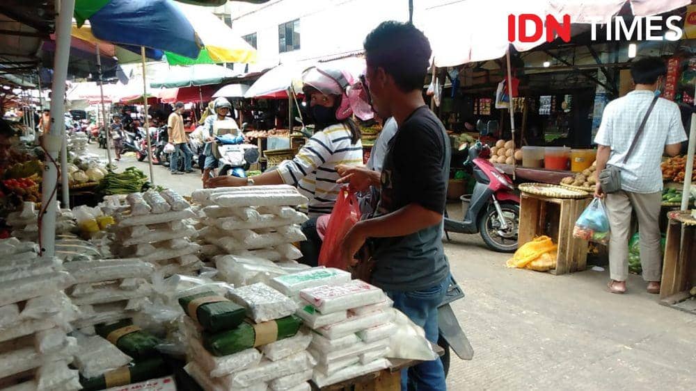 Harga kedelai utamanya jenis impor belakangan terus mengalami kenaikan di pasar-pasar tradisional Kota Bandar Lampung. (IDN Times/Tama Yudha Wiguna)
