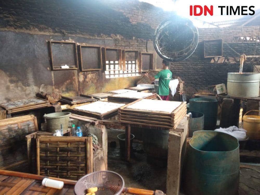 Harga kedelai utamanya jenis impor belakangan terus mengalami kenaikan di pasar-pasar tradisional Kota Bandar Lampung. (IDN Times/Tama Yudha Wiguna)