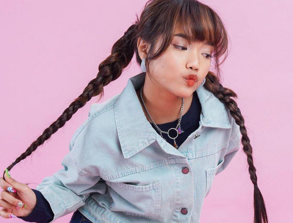 10 Potret Manis Fujianti Utami dengan Rambut Kucir Dua saat Pemotretan