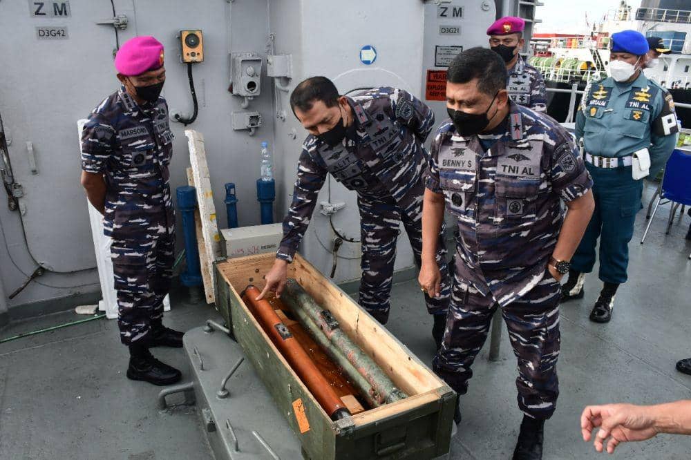 Lantamal VI Makassar, mengekspos temuan sensor sistem sonar yang ditemukan di pinggir pantai di Selayar, Sulsel. / Dok. Lantamal VI Makassar