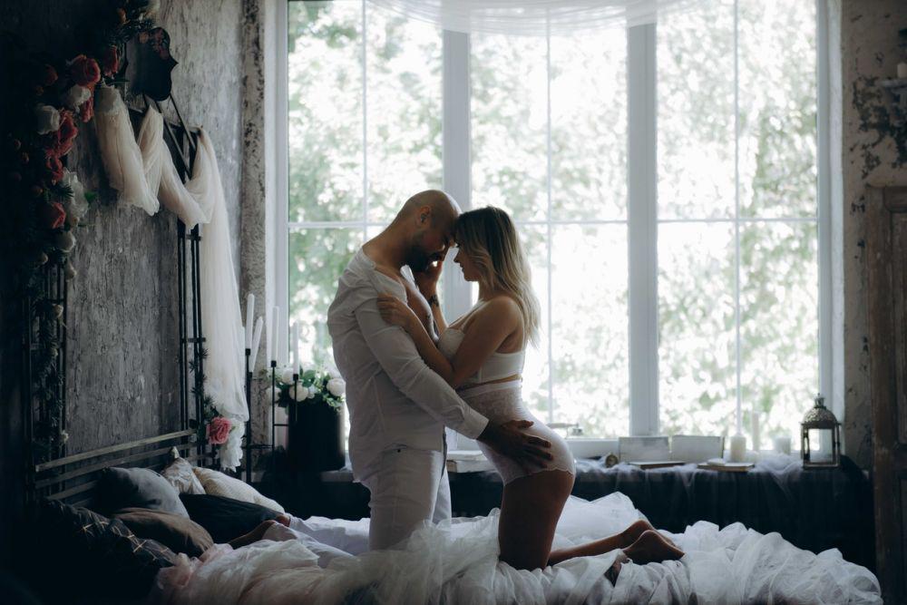 5 Hal yang Diinginkan Perempuan Saat Bercinta, Cium Zona Sensitif!