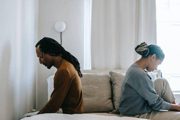potret suami istri sedang berjauhan (pexels.com/alex-green.com)