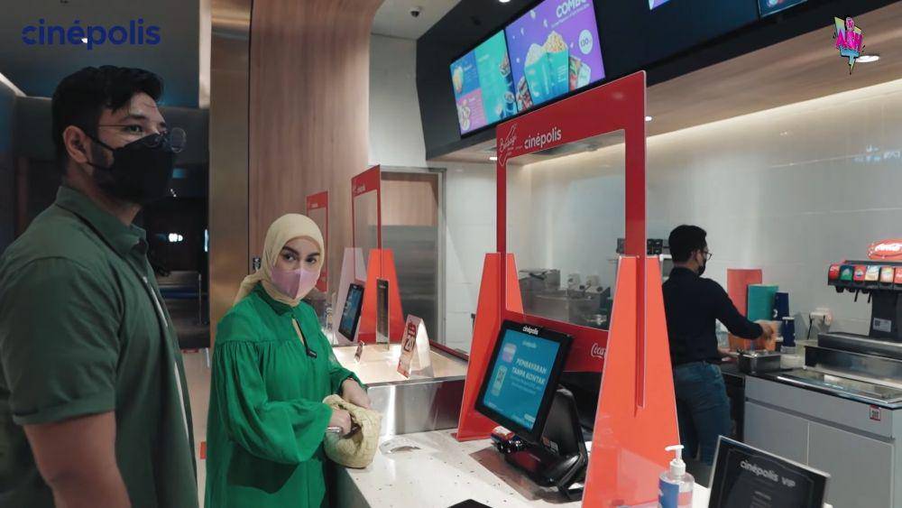 potret momen kejutan kehamilan anak kedua Irish Bella dan Ammar Zoni (dok. youtube.com/AishTV)